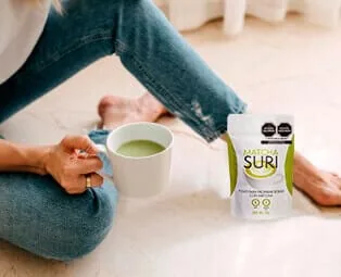 Matcha Suri servido en taza