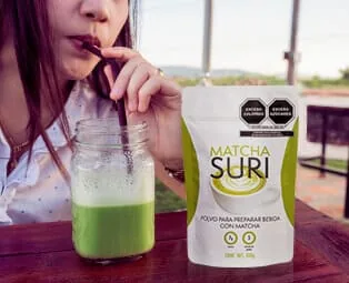 Paquete de Matcha Suri sobre la mesa