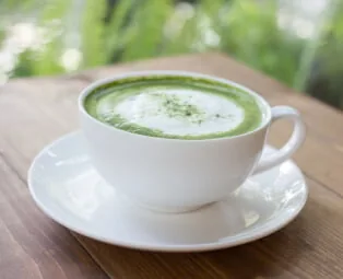 Taza de matcha recién preparada